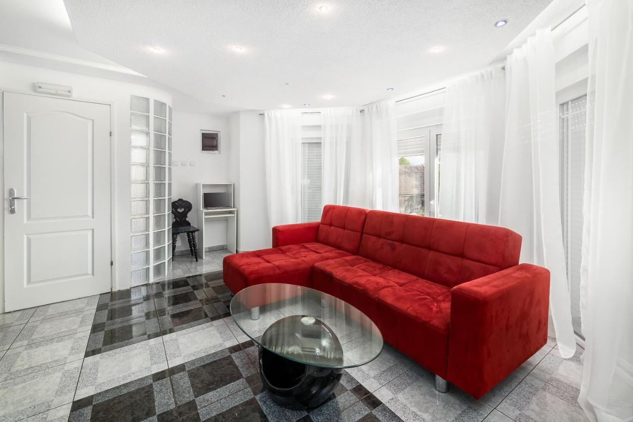 Villa Tratea - With A Heated Pool Tomici Екстер'єр фото
