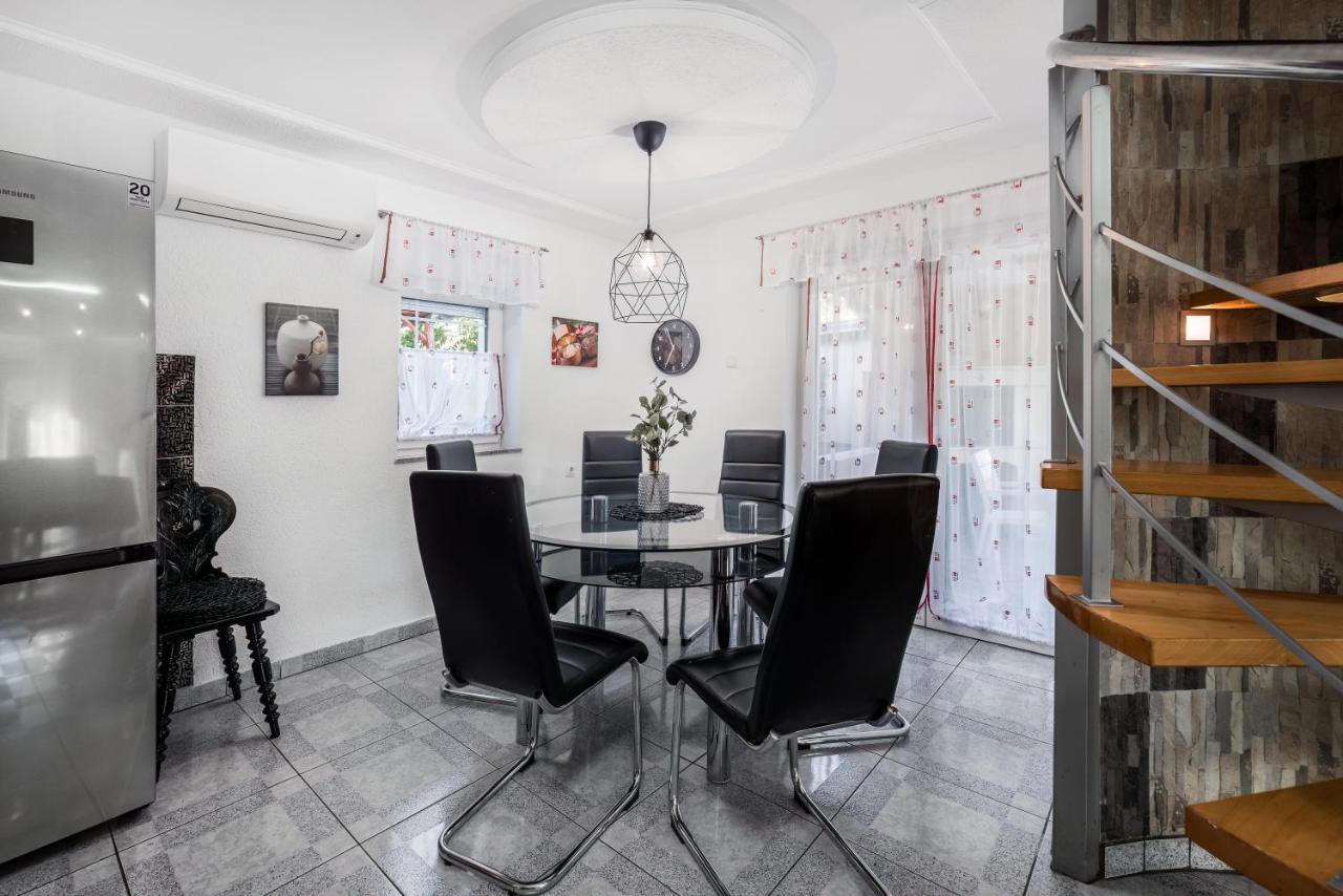 Villa Tratea - With A Heated Pool Tomici Екстер'єр фото
