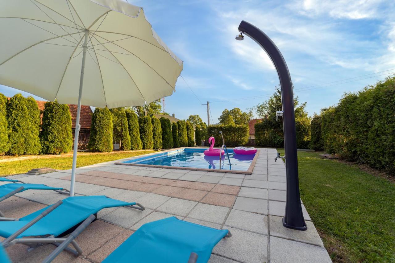 Villa Tratea - With A Heated Pool Tomici Екстер'єр фото