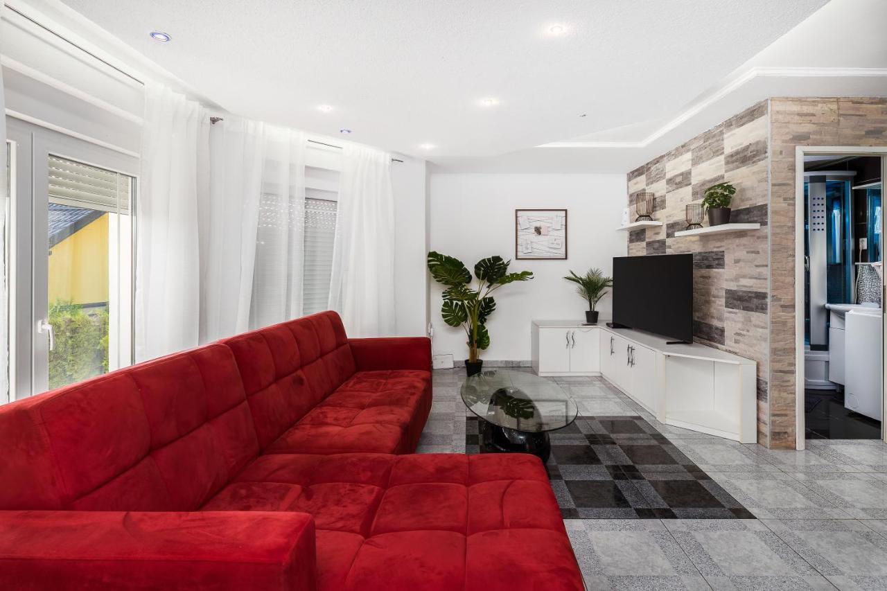 Villa Tratea - With A Heated Pool Tomici Екстер'єр фото